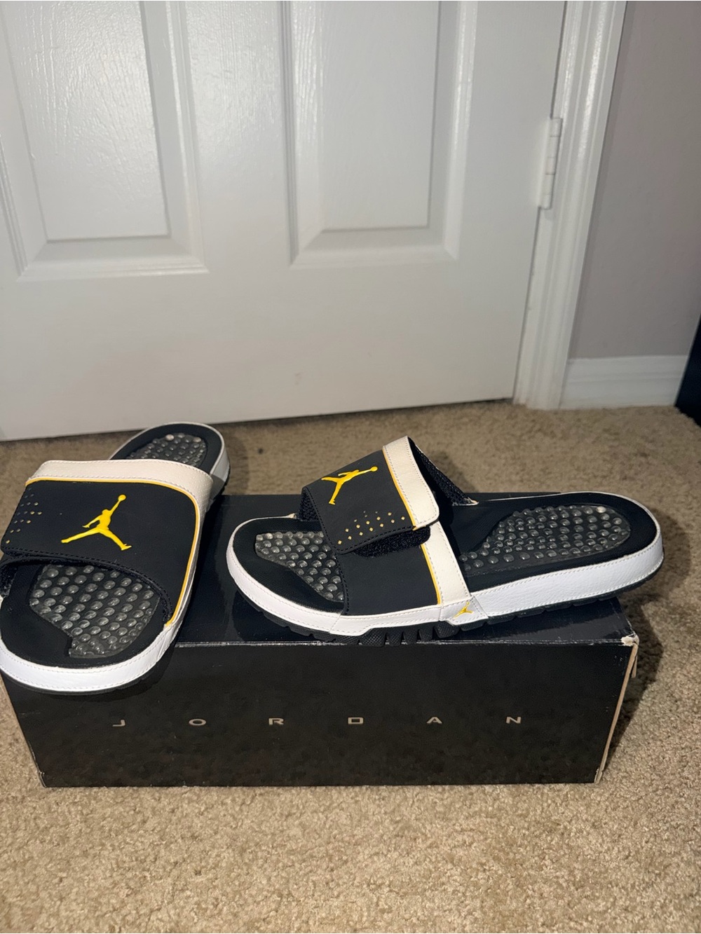 Nike Air Jordan Hydro VI 6 Slides Black White Varsity Maize Yellow Men’s Size 9